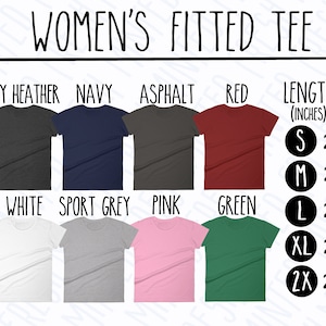 Puede incluir: Un gr&aacute;fico que muestra los diferentes colores y tama&ntilde;os de camisetas ajustadas para mujer. Los colores incluyen negro, gris jaspeado, azul marino, asfalto, rojo, azul jaspeado, blanco, gris deportivo, rosa y verde. Las tallas son S, M, L, XL y 2X. El gr&aacute;fico tambi&eacute;n incluye la longitud y el ancho de cada talla en pulgadas.