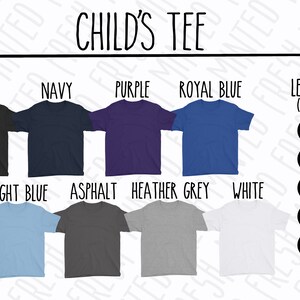 Może przedstawiać: Wykres przedstawiający r&oacute;żne kolory i rozmiary dostępne dla dziecięcego t-shirt. Kolory to czarny, granatowy, fioletowy, niebieski kr&oacute;lewski, r&oacute;żowy, jasnoniebieski, asfalt, szary melanż i biały. Rozmiary to XS, S, M, L i XL. Długość i szerokość każdego rozmiaru są podane w calach.