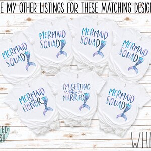 Peut inclure: Six t-shirts blancs sur le th&egrave;me de la sir&egrave;ne. Les t-shirts pr&eacute;sentent le texte "Mermaid Squad" et "Mermaid Honor" avec un graphique de queue de sir&egrave;ne. Un t-shirt dit "I'm Getting Mer-ried" avec un graphique de queue de sir&egrave;ne.