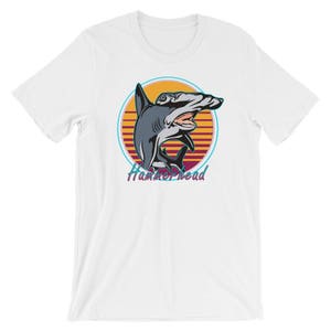 Puede incluir: Camiseta blanca con un gr&aacute;fico retro de un tibur&oacute;n martillo frente a una puesta de sol. El texto "Hammerhead" est&aacute; impreso debajo del tibur&oacute;n.