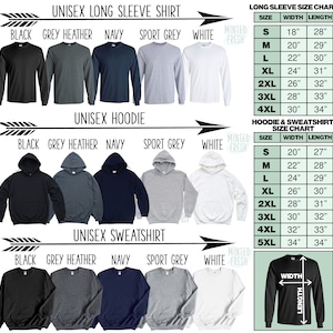 Puede incluir: Tabla de tallas para camisas de manga larga, sudaderas con capucha y sudaderas unisex. La tabla muestra las medidas de ancho y largo en pulgadas para las tallas S a 5XL. La tabla se muestra sobre un fondo de camisas y sudaderas con capucha de diferentes colores.