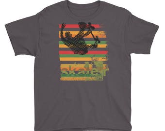Może przedstawiać: Szary młodzieżowy t-shirt z retro grafiką przedstawiającą sylwetkę skatera, z napisem "skater" nadrukowanym poniżej. Grafika umieszczona jest na tle kolorowych pasków.