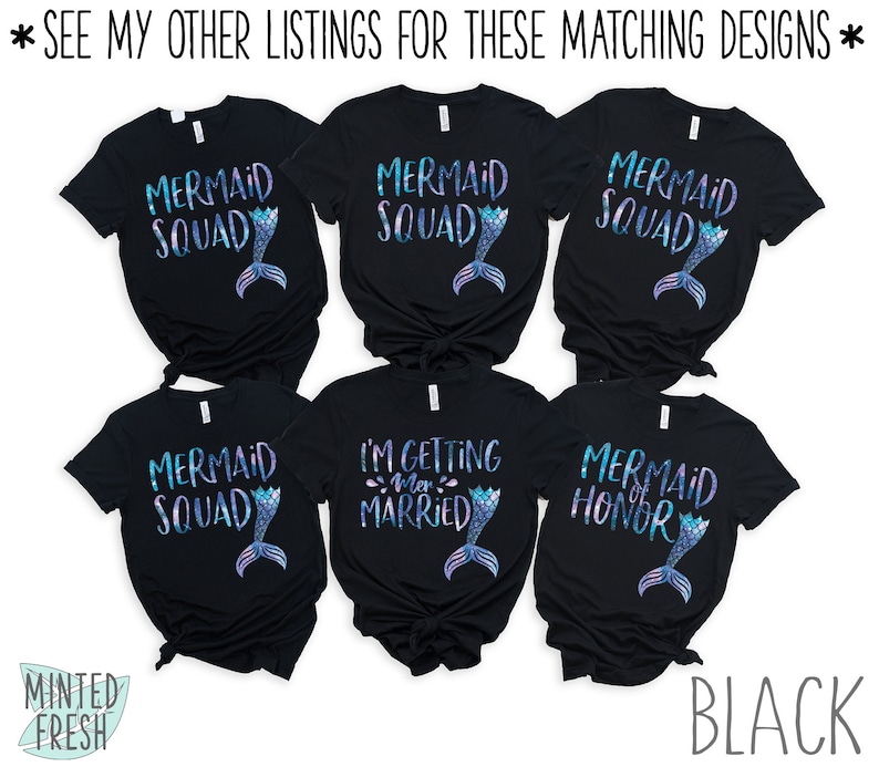 Peut inclure: Six t-shirts noirs avec un motif de queue de sir&egrave;ne et du texte qui dit "Mermaid Squad", "I'm Getting Married", "Mermaid of Honor", et "Mermaid Squad".