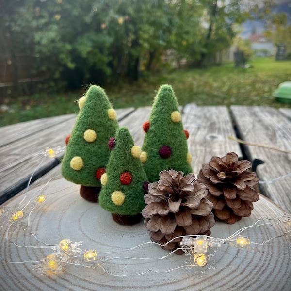 Sapin de Noël décoration en laine feutrée, décoration de table de Noël, décoration Noël à poser, sapin de Noël en laine cardée