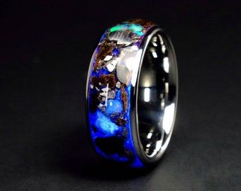 Anello in meteorite con osso di dinosauro T-Rex, opale etiope luminoso, fede nuziale in tungsteno