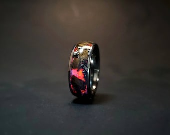 Anello in tungsteno con osso di T-Rex, intarsio in meteorite e opale di laboratorio