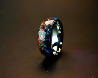 Anello nuziale con cupola in tungsteno con intarsi di meteorite e fossile di T-Rex e Megalodon