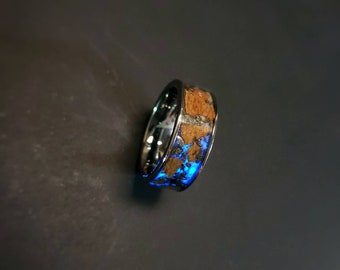 Anello in tungsteno con autentico fossile di T-Rex, intarsio in meteorite e pirite, blu brillante