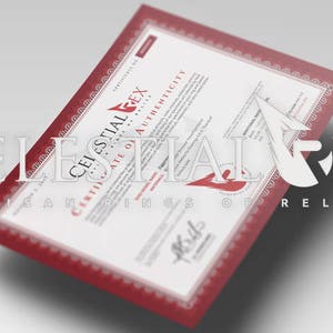 Puede incluir: Un certificado de autenticidad rojo y blanco con el texto "Celestial Rex Artisan Rings of Relics" impreso en la parte superior e inferior.