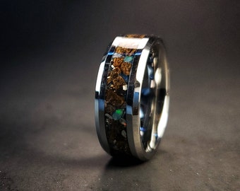 Anello in tungsteno con fossile di T-Rex e intarsio in opale di meteorite lunare