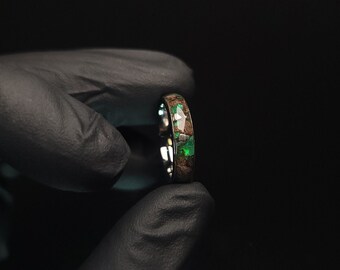 Hueso fósil de estegosaurio, meteorito, ópalo verde, malaquita, anillo de brillo verde