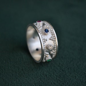 Byzantinischer Bandring aus 925er Silber, byzantinischer Multisteinring mit Zirkonia, Cocktailring des Steins, Mittelalterlicher Ring, griechischer Handwerksschmuck