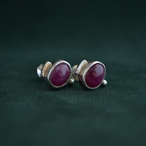 Peut inclure: Une paire de boucles d'oreilles en argent avec une pierre précieuse ovale rose sertie dans chacune.