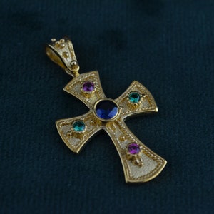 Anhänger aus 22K vergoldetem Byzantinerkreuz, 925er Silber mit Zirkonia, Mittelalterlicher Anhänger aus Multistein, griechischer handgemachter Schmuck