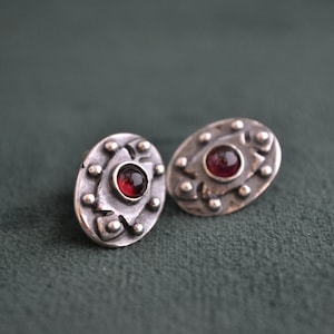 Pendientes ovalados de plata 925, pendientes de tachuelas de plata de ley con granate, pendientes bizantinos con piedras preciosas, pendientes tradicionales griegos
