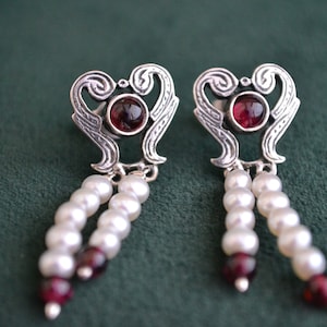 Silver Earrings with Garnet and Pearls, Sterling Silver Stud Earrings with Garnet, Byzantine Studs, Engraved Earrings, Vintage Studs