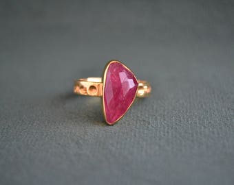 Solid Gold and Pink Tourmaline Ring, 18K Gold and Tourmaline Ring, Women's Gold and Gemstone Ring, Unique Gold Ring, Artisan Jewelry Designs