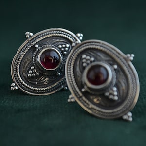 Impresionantes pendientes bizantinos de plata de ley con granate, tachuelas etruscas grabadas, tachuelas medievales ovaladas, tachuelas de escudo, pendientes artesanales griegas