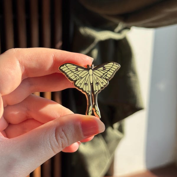Pin esmaltado de la polilla Luna