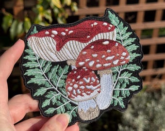 Toppa termoadesiva ricamata con agarico di mosca