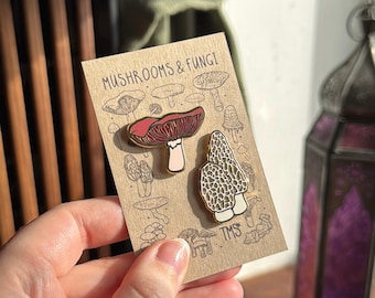 Spilla smaltata a forma di mini fungo