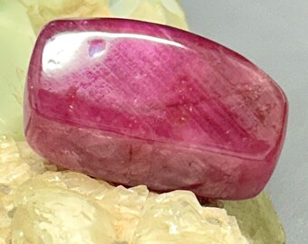 Cabochon rubis naturel : 115,3 carats, pierre précieuse rouge rose pour bijoux