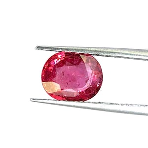 Rubis rouge sang pigeon ovale, Pierre remplie de verre (3,37 cts)