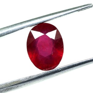 Lab Created Ruby Gemstone, Faceted Blood Red Oval Cut (3.15 Cts, 8.8 x 7 mm)