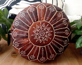 Puf marroquí de cuero oscuro bronceado con diseño bordado, otomano, reposapiés cuero pufs redondos pufs pufs puff - poof sin toser