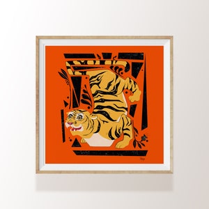 K&ouml;nnte beinhalten: Eine stilisierte Illustration eines Tigers in den Farben Orange, Schwarz und Wei&szlig; vor einem leuchtend orangen Hintergrund. Der Tiger ist in einer dynamischen Pose dargestellt, mit dem Kopf zur Seite gedreht und dem Schwanz um seinen K&ouml;rper gewickelt. Die Illustration ist von schwarzen geometrischen Formen und floralen Elementen eingerahmt.