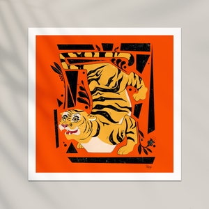 K&ouml;nnte beinhalten: Ein orangefarbener Hintergrund mit einer Schwarzwei&szlig;illustration eines Tigers in einem geometrischen Muster. Der Tiger blickt nach rechts und hat einen verspielten Ausdruck.