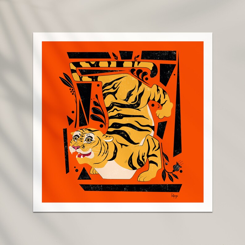 K&ouml;nnte beinhalten: Ein orangefarbener Hintergrund mit einer Schwarzwei&szlig;illustration eines Tigers in einem geometrischen Muster. Der Tiger blickt nach rechts und hat einen verspielten Ausdruck.