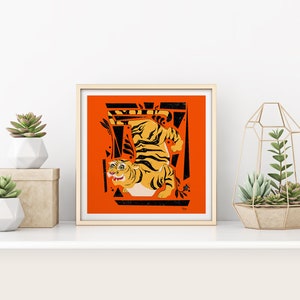 K&ouml;nnte beinhalten: Eine digitale Illustration eines Tigers in einem geometrischen Muster auf orangefarbenem Hintergrund. Der Tiger ist schwarz und orange mit einer wei&szlig;en Brust. Der Hintergrund ist leuchtend orange mit schwarzen geometrischen Formen.