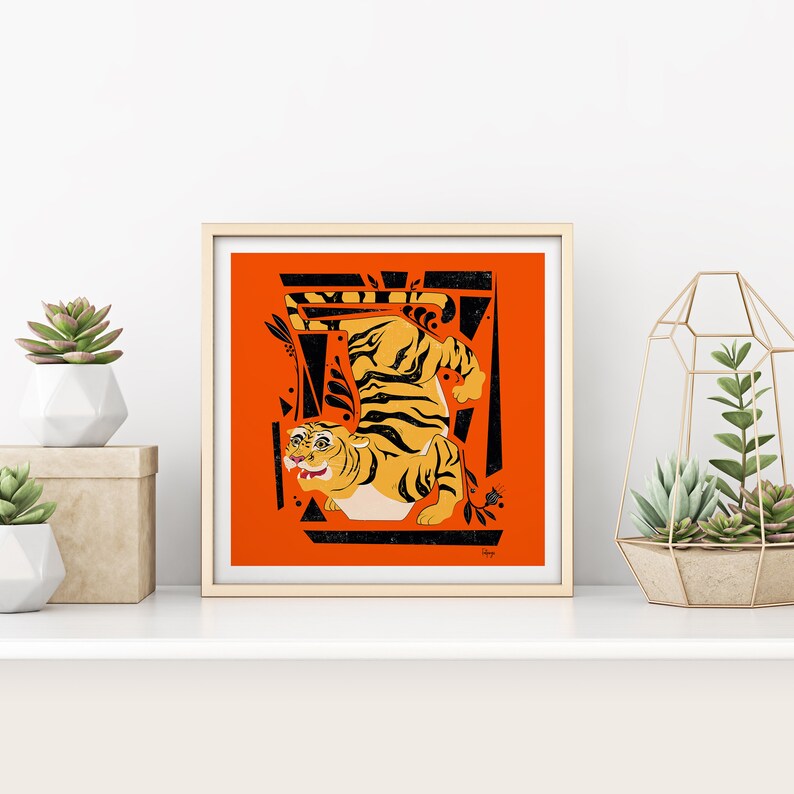 K&ouml;nnte beinhalten: Eine digitale Illustration eines Tigers in einem geometrischen Muster auf orangefarbenem Hintergrund. Der Tiger ist schwarz und orange mit einer wei&szlig;en Brust. Der Hintergrund ist leuchtend orange mit schwarzen geometrischen Formen.