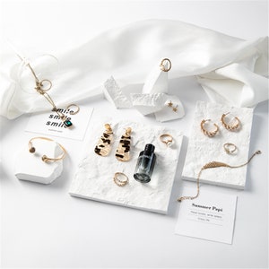 Expositor de joyas de roca blanca: elegante organizador de joyas