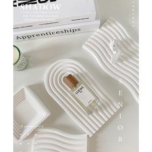 Accesorios de fotografía de yeso blanco: Exhibición de joyas y cosméticos imagen 5