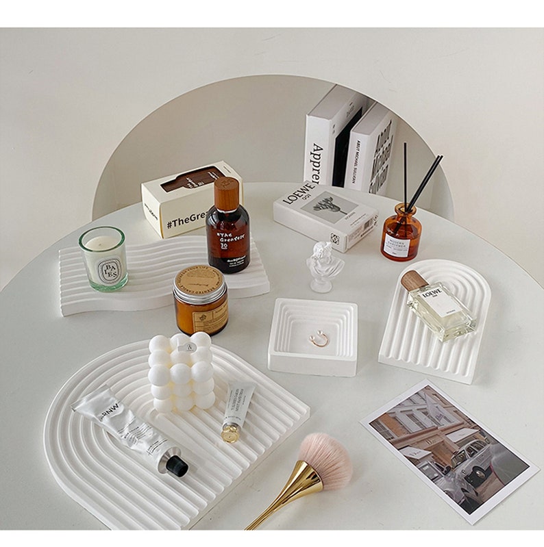 Accesorios de fotografía de yeso blanco: Exhibición de joyas y cosméticos imagen 3