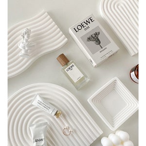 Accesorios de fotografía de yeso blanco: Exhibición de joyas y cosméticos imagen 8