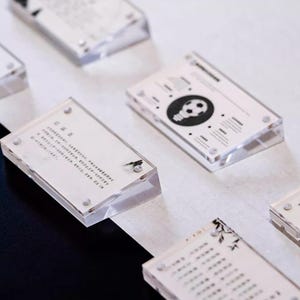 Suporte de marca com ímãs, etiqueta de preço, placa de marca, placa de marca em acrílico transparente, acessórios para fotos de cosméticos, suporte de balcão, suporte para cartão de visita