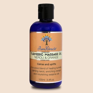 Op de afbeelding: Een blauwe fles Pure Xtracts Kurkuma Massageolie met Neroli & Orange. Het etiket is oranje en toont een groene boom met een staande persoon in het midden. De tekst op het etiket luidt "Kalmeert en stimuleert" en "Een luxe mix van helende kurkuma, kalmerende neroli, verrijkende sinaasappel en voedende sesamolie". De fles bevat 100 ml of 3,4 fl. oz. olie.