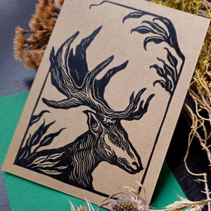 Carte postale imprimée lino - Fallow Buck - imprimée à la main avec de l'encre noire sur du carton kraft, avec une enveloppe verte