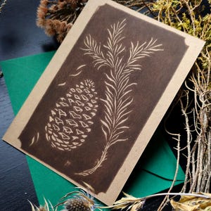Carte postale imprimée lino - Sapin - imprimée à la main avec de l'encre brune sur du carton kraft, avec une enveloppe verte