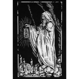 Puede incluir: Una ilustración en blanco y negro de una figura encapuchada sosteniendo una linterna en un bosque oscuro. La figura está de pie sobre una pila de cráneos y las velas están encendidas en primer plano.