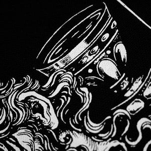 Puede incluir: Ilustraci&oacute;n en blanco y negro de una cabeza de le&oacute;n con una corona en la parte superior. La corona es ornamentada y detallada, con una punta puntiaguda y una serie de elementos decorativos.