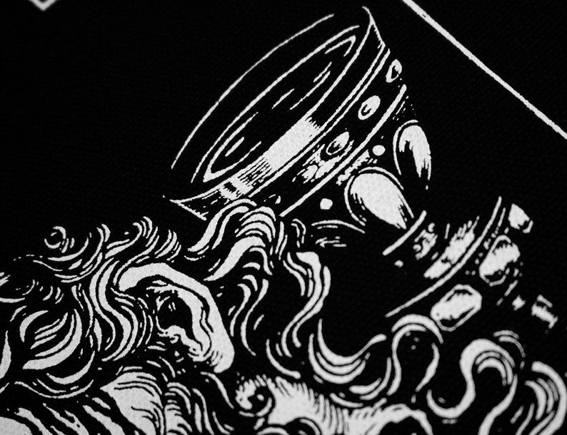 Puede incluir: Ilustraci&oacute;n en blanco y negro de una cabeza de le&oacute;n con una corona en la parte superior. La corona es ornamentada y detallada, con una punta puntiaguda y una serie de elementos decorativos.