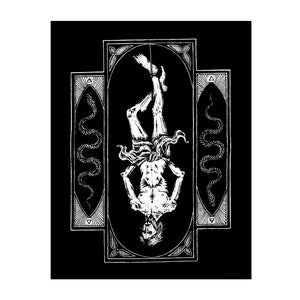 Pode incluir: Ilustração em preto e branco de uma pessoa pendurada de cabeça para baixo, amarrada e presa com uma corda, dentro de uma moldura decorativa. Duas cobras estão de cada lado da figura.