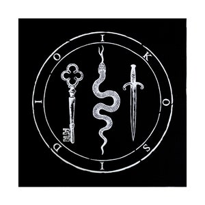 Puede incluir: Ilustración blanca sobre fondo negro. El diseño presenta una llave, una serpiente y una espada dentro de un marco circular. Las letras "I O K S D I" están inscritas alrededor del círculo.