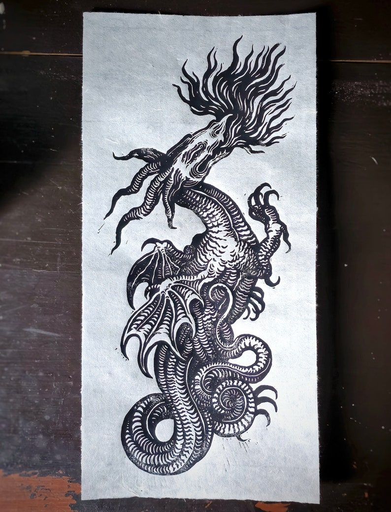 Linoldruck Der Drache handgedruckt mit schwarzer Tinte auf cremefarbenem Büttenpapier Bild 5