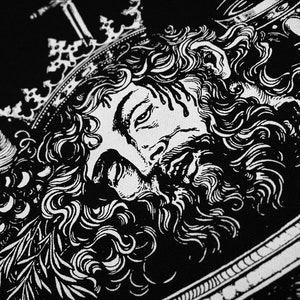 Puede incluir: Ilustraci&oacute;n en blanco y negro de la cara de un hombre coronado y barbudo con una corona y detalles ornamentados. La imagen es de estilo g&oacute;tico.