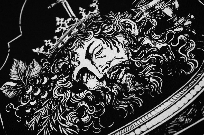 Puede incluir: Ilustraci&oacute;n en blanco y negro de la cara de un hombre coronado y barbudo con una corona y detalles ornamentados. La imagen es de estilo g&oacute;tico.